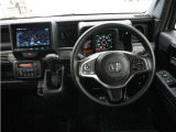 運転にかかわる様々な操作を安全に行えるように視点移動が少なく、操作性に配慮されたスイッチ類が凝縮されたコクピットです。