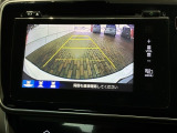 リバースギアに入れるだけで後方の表示へ切り替わります。夜間や雨の日の駐車も楽になりますよ。