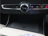 すぐ手の届くところにスマートフォンを置いておきながら同時に充電ができます。充電コードは不要。スマートフォンをカップホルダー前方の収納スペースに置いておくだけで非接触充電によりバッテリーが充電されます。