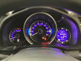 真ん中にスピードメーターを配した、見やすい3眼メーターになっています。右側のインフォメーション画面でオドメーターや燃費などの情報を確認できます。
