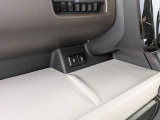 パワーウィンドウのスイッチですよ。運転席に居ながら窓を開け閉めのコントロールできます。