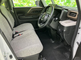 運転席からの視界は広く、運転操作がしやすい設計です。ゆったりとした座り心地で、長距離運転も快適です。
