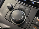 「MAZDAコネクト」コマンダー部 手元を見ることなく操作出来るように左手を自然に降ろした位置に設置。シンプルで使いやすく、機能を覚えやすいボタン配置になっています。
