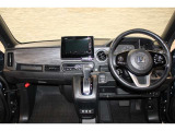 操作性に優れた運転席となります!小物入れや各ボタンの配置にこだわり、使いやすいです!座り心地もよく視認性も良好なのでロングドライブもお任せ下さい!