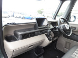 ★助手席周辺★ダッシュボードに収納量豊富なBOXがあり、いつもすっきりとした車内!ほしい場所にちょうど良い収納を備えています。大きなフロントガラスによって見晴らしも良く快適な座り心地となっております!