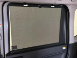 【リアドアサンシェード】強い日差しのまぶしさを軽減。使わない時はトリム内に格納できます♪