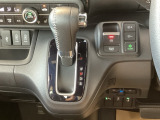 シフトはインパネシフト、パーキングブレーキは電子制御なので運転席と助手席の間はすっきりしています。