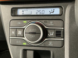 【オートエアコン】AUTOボタンを押してお好みの温度を設定!快適な室温でドライブをお楽しみいただけます♪