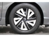 純正のホイールキャップが足元を飾ります!タイヤサイズは185/60R15です。