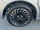純正アルミホイールを装着しています。安全運転で楽しいドライブを。