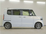 リアには左右スライドドアを採用。狭い駐車場でも開閉しやすく、強風の日でもドアが煽られにくくなっております。小さなお子さまやご年配の方も安心して乗り降りできます。