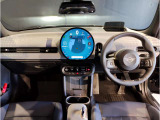 MINIの内装はとにかく『円』に拘ったデザインコンセプトが一目で伝わってきます。これほど円形に拘った車は他に御座いません。伝統のデザイン、トグルスイッチなど遊び心のある内装です。