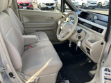 明るい色合いのシートとドア内張りで、運転席まわりはすっきりとした印象です。座面や背もたれの形状も分かりやすく、乗り込んだ際の視界や居心地を確かめられます。