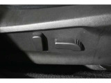 パワーシート(乗り降りから、運転席のポジション設定まで、ボタンで一つで微調整できます。高級車の必須アイテムです。)