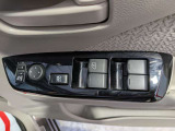 パワーウィンドウのスイッチですよ。運転席に居ながら窓を開け閉めのコントロールできます。