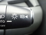 【ハイビームアシスト】先行車または対向車の有無や周辺の明るさなどに応じて、ヘッドライトのハイビーム(上向き)とロービーム(下向き)を自動で切り替えます。