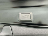電動式バックドアです。 荷物を持ったままでもボタン一つで自動的に開け閉めできるので便利ですよ。 挟み込み防止機能も付いていますのでお子様の手や荷物を挟み込むのを防いでくれますよ。