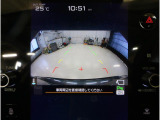 後方の映像を車内の11.6インチディスプレイに表示。 ステアリング操作に連動して動くガイドラインが、駐車や車庫入れをよりスムーズにサポート。狭いスペースでも安心して操作できる頼れる機能です。