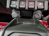 パワーウィンドウのスイッチですよ。運転席に居ながら窓を開け閉めのコントロールできます。