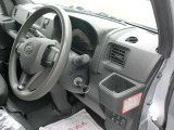 運転席側にも便利なドリンクホルダー付いています。