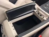 メモリー付きパワーシートが装備されている車両はシートの位置・ドアミラーの角度・ハンドルの位置を3名まで記憶出来ます。