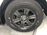 【純正アルミホイール】です!車両デザインに合わせてホイールをデザインしているため、見た目にもカッコイイアルミホイール♪洗車もラクチンで錆びません。