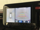 パノラミックビューモニターを装備。駐車場や交差点でクルマを真上から見るように周囲を確認できます。機能の詳細は販売店スタッフまでおたずねください。