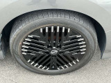 スタイリッシュな純正アルミホイールです。シャープなデザインが車両のデザインとマッチしています。