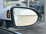 ブラインドスポットディテクション、ドアミラーの死角に近づく車両をセンサーが感知、ドアミラー内のインジケーターを点灯しドライバーに危険を知らせてくれます