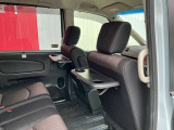 運転席&助手席後ろにはセカンドシート用テーブル&ドリンクフォルダーを装備☆