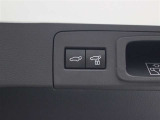 ハンズフリーパワーバックドア(挟み込み防止機能・停止位置メモリー機能付)が装備されています。スマートキーを携帯していれば、リヤバンパーの下に足を出し入れするだけで自動開閉します。