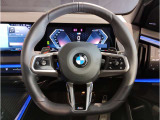【ハンドル】ドライバーとBMW車の一体感がダイレクトに伝わるステアリングホイール。形状・太さへの拘りに加えて、操作性を高める為にスイッチ類も配置。クイックかつ安定のドライビングを体感下さい!