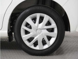 ◆純正ホイール装着車◆シンプルなデザインのホイールキャップ付きです。