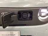 急速充電は車内のボタンを操作して開け、あとは充電コネクターを差すだけで充電開始します。簡単な充電操作と、フタの開け方を変えることで差し間違いを防げる安心感。