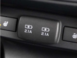 ◆スマートフォンの充電等にも便利な電源ソケットも使いやすい場所に装備されています。