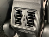 後部座席にもエアコンの吹き出し口があるので車内全体を快適に過ごすことができます。