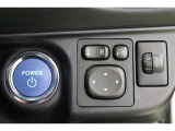 サイドミラーは電動格納ミラーなので、運転席からのボタン操作で格納できます。ミラーを閉じて入る立体駐車場などでは、有ると便利な機能です。