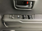 【運転席ドアスイッチ回り】パワーウィンドー[ロック機構]・電動格納式リモコンドアミラースイッチがまとまっているので操作しやすいです。