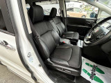 フロントシートです。運転席には8ウェイパワーシートが装備されております。大きな擦れ等が無く車内にタバコ臭のような嫌な臭いも無く綺麗状態です。