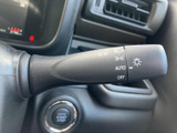 レバーには方向指示やライトに関する表示があり、操作内容を確認しやすいつくりです。AUTOの表示も備わり、日常の運転で必要な灯火類の操作を手元で行えます。
