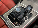 BMWの高性能オートマチックは、ATセレクトレバーを左側に倒すことで、通常の「D」から「S」(スポーツ)または「M」(マニュアル)へと切り替えが可能です。