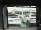 ★ロールサンシェード★日差しのまぶしさをやわらげ、室内の居心地もよく快適に過ごすことができます。お昼寝などにもピッタリです!プライバシーの保護にも役立ちます。