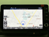 地図表示を大きく確認でき、周辺の道路や施設を画面上で把握しやすいナビです。タッチ操作に加えて側面にもボタンやダイヤルが配置され、目的地設定などを使い分けやすくなっています。