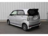 カスタムデザインバンパー(リア)、カスタム専用LEDリアコンビネーションランプ(ストップランプ&テールランプ)