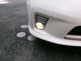霧や豪雨、雪道など視界が悪い状況でも路面を明るく照らし、安全運転をサポートしてくれるフォグランプ。デザインのアクセントにもなり、個性的な一台を演出してくれます。