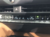 運転席、助手席別々に温度設定ができるデュアルエアコン装備です。男性が暑いと感じても、女性は寒いと感じる、そんな時の車内温度を別々に調節できるので、ストレスなくドライブをお楽しみいただけます。