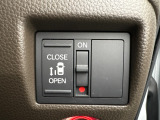 左側のみ自動スライドドアで運転席からでも開閉することができます