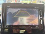 【バックモニター】後方の障害物や歩行者を確認できるバックモニター。狭い駐車場や混雑した場所でも安心して車を操作できます。