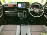 開放感のある室内空間です。運転席からの視界も広く、操作しやすい設計になっています。快適なドライブをサポートする機能的な空間です。