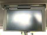 【後席モニター】家族や友人とお出かけする機会が多い方に大人気の後席モニターを装備!見やすい位置に画面がありテレビやDVDの視聴も快適!友達もお子様も、後席にしか乗らなくなるかも??